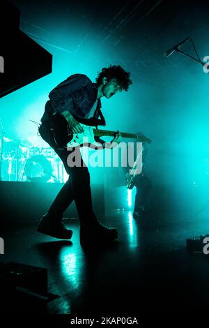 Les foules regardent le groupe de rock anglais « The 1975 » à fabrique à Milan, en Italie, sur 29 juin 2017. Le 1975 a annoncé la tournée européenne 2017 pour soutenir l'album qui a remporté le # 1 des cartes officielles du Royaume-Uni et des États-Unis. (Photo de Roberto Finizio/NurPhoto) *** Veuillez utiliser le crédit du champ de crédit *** Banque D'Images