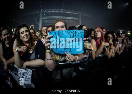 La foule du groupe de rock anglais le 1975 photographié à fabrique à Milan, en Italie, sur 29 juin 2017. Le 1975 a annoncé la tournée européenne 2017 pour soutenir l'album qui a remporté le # 1 des cartes officielles du Royaume-Uni et des États-Unis. (Photo de Roberto Finizio/NurPhoto) *** Veuillez utiliser le crédit du champ de crédit *** Banque D'Images
