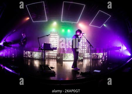 Le groupe de rock anglais The 1975 photographié sur scène comme ils se produire à fabrique à Milan, en Italie, sur 29 juin 2017. Le 1975 a annoncé la tournée européenne 2017 pour soutenir l'album qui a remporté le # 1 des cartes officielles du Royaume-Uni et des États-Unis. (Photo de Roberto Finizio/NurPhoto) *** Veuillez utiliser le crédit du champ de crédit *** Banque D'Images