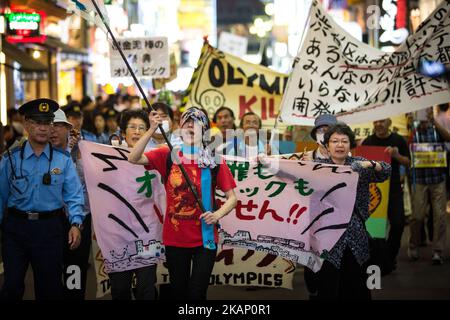 Des manifestants anti-olympiques défilent à Tokyo pour protester contre l'organisation des Jeux Olympiques de Tokyo 2020 vendredi, à 30 juin 2017, dans le centre-ville de Shinjuku, Japon. Les manifestants ont demandé au gouvernement japonais d'utiliser les fonds des Jeux olympiques pour les dépenses sociales et l'argent des Jeux olympiques serait mieux dépensé pour réduire la pauvreté. (Photo de Richard Atrero de Guzman/NurPhoto) *** Veuillez utiliser le crédit du champ de crédit *** Banque D'Images