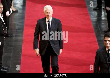 L'ancien président américain Bill Clinton assiste au service commémoratif de l'ancien chancelier allemand Helmut Kohl au Parlement européen à Strasbourg, dans l'est de la France, sur 1 juillet 2017. Kohl, qui a supervisé la réunification allemande et qui a été une force motrice dans l'intégration européenne, est mort sur 16 juin à l'âge de 87 ans. (Photo par Elyxandro Cegarra/NurPhoto) *** Veuillez utiliser le crédit du champ de crédit *** Banque D'Images