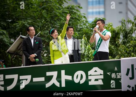 Tokyo Gov. Yuriko Koike, du centre, qui dirige également le Premier parti des citoyens de Tokyo, fait passer la main aux électeurs du sommet d'une fourgonnette de campagne avec les membres du parti pendant la campagne électorale pour l'Assemblée métropolitaine de Tokyo sur 1 juillet 2017 à Akihabara, Tokyo, Japon. (Photo de Richard Atrero de Guzman/NurPhoto) *** Veuillez utiliser le crédit du champ de crédit *** Banque D'Images