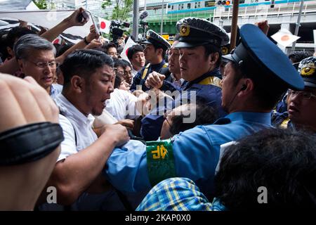 Les manifestants anti-Abe s'opposent à la police japonaise lors du discours du Premier ministre japonais Shinzo Abe à l'encontre de son candidat Aya Nakamura de la principale opposition, le Parti libéral démocrate (PLD) à Akihabara, Tokyo, Japon, sur 1 juillet 2017. L'élection de l'Assemblée métropolitaine de Tokyo aura lieu sur 2 juillet. (Photo de Richard Atrero de Guzman/NurPhoto) *** Veuillez utiliser le crédit du champ de crédit *** Banque D'Images