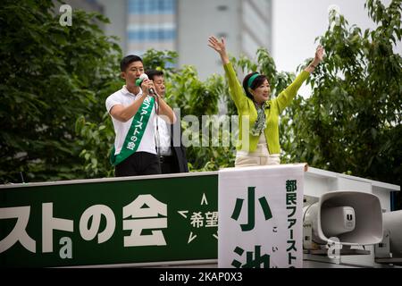 Tokyo Gov. Yuriko Koike, de droite, qui dirige également le Premier parti des citoyens de Tokyo, fait passer la main aux électeurs venant du sommet d'une fourgonnette de campagne avec les membres du parti lors de la campagne électorale pour l'Assemblée métropolitaine de Tokyo sur 1 juillet 2017 à Akihabara, Tokyo, Japon. (Photo de Richard Atrero de Guzman/NurPhoto) *** Veuillez utiliser le crédit du champ de crédit *** Banque D'Images