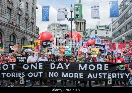 Les manifestants se rassemblent le long de la rue Portland tandis que le mach attend de partir, à Londres, au Royaume-Uni, sur 1 juillet 2017. Des dizaines de milliers de personnes défilent dans le centre de Londres pour protester contre le nouveau parti conservateur, le gouvernement de coalition DUP. Les marcheurs se sont rendus de la rue Portland, où se trouve le siège de la BBC et se sont rendus à la place du Parlement. (Photo de Jay Shaw Baker/NurPhoto) *** Veuillez utiliser le crédit du champ de crédit *** Banque D'Images