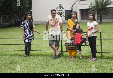 Des bourdonneurs, dont des politiciens et des diplomates étrangers, se sont réunis sur les lieux du massacre de Holey Artisan pour rendre hommage aux 22 victimes de la pire attaque terroriste du pays à l'occasion de son premier anniversaire, le 01 juillet 2017, à Dhaka, Bangladesh Le 01 juillet 2016, Un attentat terroriste perpétré par des membres du groupe militant local Jamautul Mujahedin dans un restaurant populaire de Dhaka a fait 20 morts et plusieurs blessés. Les commandos militaires ont tué six hommes armés et sauvé 13 otages pendant l'attaque. Dhaka Holey restaurant a été déplacé et l'ancien emplacement a été reconstruit comme une résidence. (Photo de Monir Banque D'Images