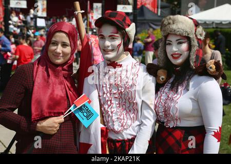 Les Canadiens célèbrent la fête du Canada et l'anniversaire de 150th du Canada (le 150th anniversaire de la Confédération) au parc Queens, au centre-ville de Toronto, Ontario, Canada, on 01 juillet 2017. (Photo de Creative Touch Imaging Ltd./NurPhoto) *** Veuillez utiliser le crédit du champ de crédit *** Banque D'Images