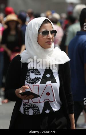 Les Canadiens célèbrent la fête du Canada et l'anniversaire de 150th du Canada (le 150th anniversaire de la Confédération) à la place Yonge-Dundas, au centre-ville de Toronto, Ontario, Canada, on 01 juillet 2017. (Photo de Creative Touch Imaging Ltd./NurPhoto) *** Veuillez utiliser le crédit du champ de crédit *** Banque D'Images