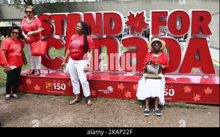 Les Canadiens célèbrent la fête du Canada et l'anniversaire de 150th du Canada (le 150th anniversaire de la Confédération) au Nathan Philips Square, au centre-ville de Toronto, Ontario, Canada, on 01 juillet 2017. (Photo de Creative Touch Imaging Ltd./NurPhoto) *** Veuillez utiliser le crédit du champ de crédit *** Banque D'Images