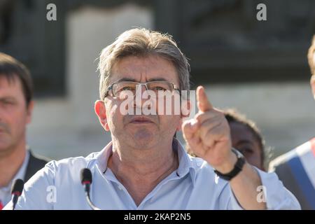 Le chef du parti de gauche de la France Insoumettre et député Jean-Luc Melenson gestes lors d'un rassemblement sur la place de la République sur 3 juillet 2017 à Paris, en réaction à l'allocution du Président français aux membres de l'Assemblée nationale et du Sénat depuis son élection. (Photo de Julien Mattia/NurPhoto) *** Veuillez utiliser le crédit du champ de crédit *** Banque D'Images