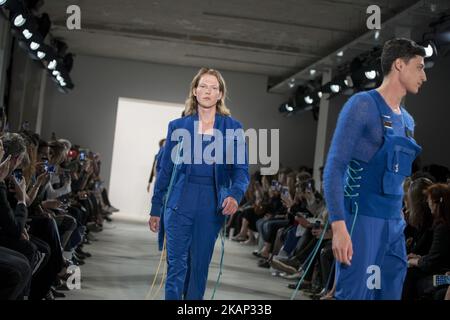 Les modèles sont à la tête du défilé Ivanman lors de la Mercedes-Benz Berlin Fashion week Printemps/été 2018 à Jandorf Kaufhaus à Berlin, Allemagne sur 4 juillet 2017. (Photo par Emmanuele Contini/NurPhoto) *** Veuillez utiliser le crédit du champ de crédit *** Banque D'Images