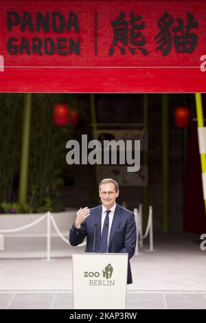 Le maire de Berlin, Michael Mueller, s'exprime lors de la cérémonie officielle d'accueil du couple de panda Meng Meng et Jiao Qing au zoo Zoologischer Garten de Berlin. (Photo par Emmanuele Contini/NurPhoto) *** Veuillez utiliser le crédit du champ de crédit *** Banque D'Images