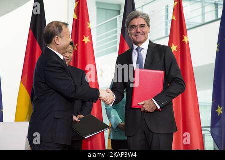 Joe Kaeser (R), président-directeur général de Siemens et Gao Hong Wei (L), président de China Aerospace Science and Industry Corporation, se sont mis à serrer la main après la signature d'un accord de coopération durant la signature d'une cérémonie de signature en présence de la chancelière allemande Angela Merkel et du président chinois Xi Jinping (non illustré) À la Chancellerie de Berlin, Allemagne sur 5 juillet 2017. (Photo par Emmanuele Contini/NurPhoto) *** Veuillez utiliser le crédit du champ de crédit *** Banque D'Images