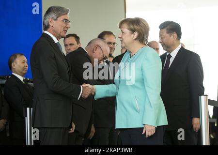 La Chancelière allemande Angela Merkel va de pair avec Joe Kaeser, Président-directeur général de Siemens, avant la cérémonie de signature à la Chancellerie de Berlin, en Allemagne, sur 5 juillet 2017. (Photo par Emmanuele Contini/NurPhoto) *** Veuillez utiliser le crédit du champ de crédit *** Banque D'Images