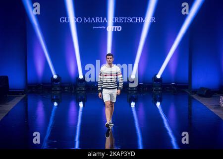 Un modèle parcourt la piste lors du défilé de mode de Guido Maria Kretschmer Printemps/été 2018 à Tempodrom à Berlin, en Allemagne, sur 5 juillet 2017. (Photo par Emmanuele Contini/NurPhoto) *** Veuillez utiliser le crédit du champ de crédit *** Banque D'Images