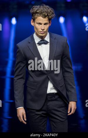 Un modèle parcourt la piste lors du défilé de mode de Guido Maria Kretschmer Printemps/été 2018 à Tempodrom à Berlin, en Allemagne, sur 5 juillet 2017. (Photo par Emmanuele Contini/NurPhoto) *** Veuillez utiliser le crédit du champ de crédit *** Banque D'Images