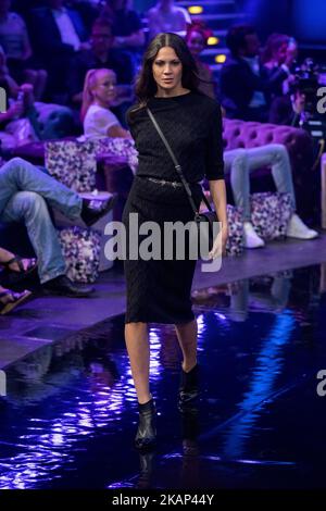 Un modèle parcourt la piste lors du défilé de mode de Guido Maria Kretschmer Printemps/été 2018 à Tempodrom à Berlin, en Allemagne, sur 5 juillet 2017. (Photo par Emmanuele Contini/NurPhoto) *** Veuillez utiliser le crédit du champ de crédit *** Banque D'Images