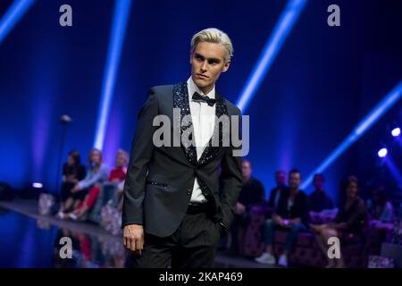 Un modèle parcourt la piste lors du défilé de mode de Guido Maria Kretschmer Printemps/été 2018 à Tempodrom à Berlin, en Allemagne, sur 5 juillet 2017. (Photo par Emmanuele Contini/NurPhoto) *** Veuillez utiliser le crédit du champ de crédit *** Banque D'Images