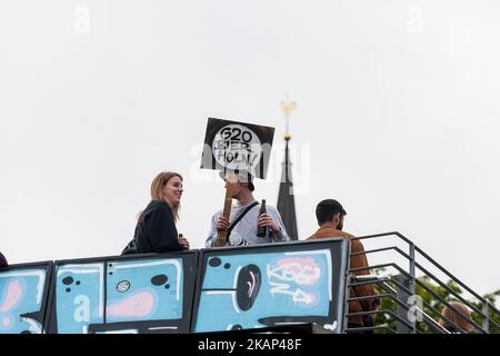 « Achetez 20 bières ! » est écrit sur un signe d'un démonstrateur. Environ 20000 personnes ont manifesté en mars avec plusieurs voitures de musique contre le sommet de G20. Lors du Sommet de Hambourg de G20, les plus importants pays industrialisés et émergents se réunissent et servent de forum pour les problèmes du système économique et financier international. Hambourg, nord de l'Allemagne sur 5 juillet 2017. (Photo de Markus Heine/NurPhoto) *** Veuillez utiliser le crédit du champ de crédit *** Banque D'Images