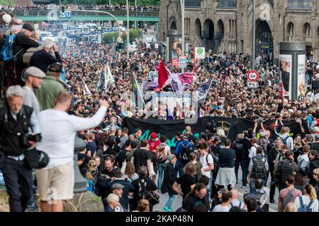 La démonstration commence à bouger. Environ 20000 personnes ont manifesté en mars avec plusieurs voitures de musique contre le sommet de G20. Lors du Sommet de Hambourg de G20, les plus importants pays industrialisés et émergents se réunissent et servent de forum pour les problèmes du système économique et financier international. Hambourg, nord de l'Allemagne sur 5 juillet 2017. (Photo de Markus Heine/NurPhoto) *** Veuillez utiliser le crédit du champ de crédit *** Banque D'Images