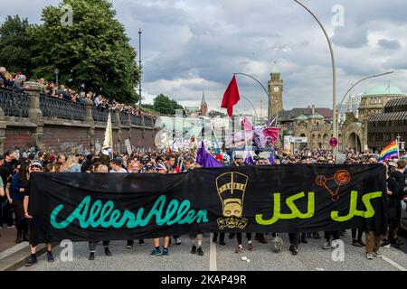 Face avant transparente de la démonstration. Environ 20000 personnes ont manifesté en mars avec plusieurs voitures de musique contre le sommet de G20. Lors du Sommet de Hambourg de G20, les plus importants pays industrialisés et émergents se réunissent et servent de forum pour les problèmes du système économique et financier international. Hambourg, nord de l'Allemagne sur 5 juillet 2017. (Photo de Markus Heine/NurPhoto) *** Veuillez utiliser le crédit du champ de crédit *** Banque D'Images