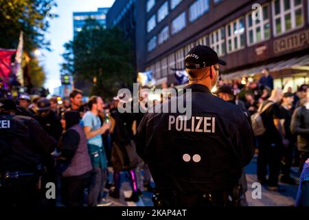 Un policier observe la démonstration. Environ 20000 personnes ont manifesté en mars avec plusieurs voitures de musique contre le sommet de G20. Lors du Sommet de Hambourg de G20, les plus importants pays industrialisés et émergents se réunissent et servent de forum pour les problèmes du système économique et financier international. Hambourg, nord de l'Allemagne sur 5 juillet 2017. (Photo de Markus Heine/NurPhoto) *** Veuillez utiliser le crédit du champ de crédit *** Banque D'Images