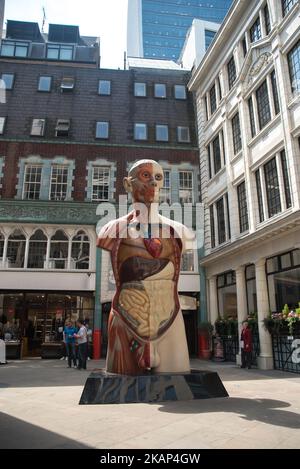 La sculpture du « Temple » de Damien Hirst est vue dans la ville de Londres sur 6 juillet 2017. Temple est une sculpture en bronze peint de 21 mètres qui sera exposée dans le cadre du programme d'art public annuel « la culture dans la ville ». (Photo d'Alberto Pezzali/NurPhoto) *** Veuillez utiliser le crédit du champ de crédit *** Banque D'Images