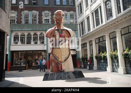 La sculpture du « Temple » de Damien Hirst est vue dans la ville de Londres sur 6 juillet 2017. Temple est une sculpture en bronze peint de 21 mètres qui sera exposée dans le cadre du programme d'art public annuel « la culture dans la ville ». (Photo d'Alberto Pezzali/NurPhoto) *** Veuillez utiliser le crédit du champ de crédit *** Banque D'Images