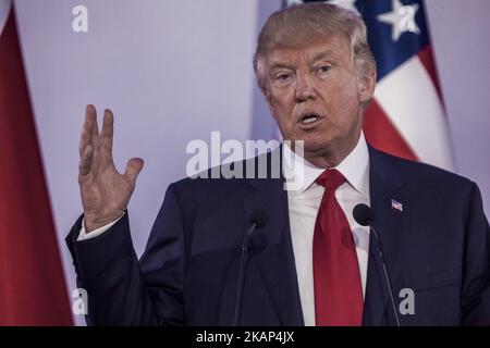 LE président AMÉRICAIN Donald Trump tient une conférence de presse conjointe avec son homologue polonais au château royal de Varsovie, en Pologne, au 6 juillet 2017. (Photo de Celestino Arce/NurPhoto) *** Veuillez utiliser le crédit du champ de crédit *** Banque D'Images