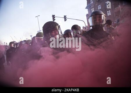 Les forces de police s'affrontent lors d'une marche sur 7 juillet 2017 à Hambourg, en Allemagne. Les dirigeants du groupe des G20 nations arrivent aujourd'hui à Hambourg pour le sommet économique de 7-8 juillet et les autorités se préparent à des efforts de protestation à grande échelle et perturbateurs et de fortes manifestations sont attendues ce soir lors de la manifestation anti-G20 « Welcome to Hell ». (Photo de Maciej Luczniewski/NurPhoto) *** Veuillez utiliser le crédit du champ de crédit *** Banque D'Images