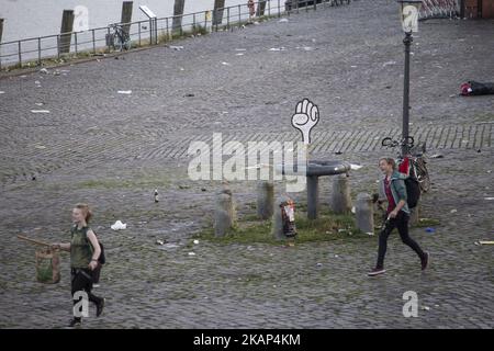 Les forces de police s'affrontent lors d'une marche sur 7 juillet 2017 à Hambourg, en Allemagne. Les dirigeants du groupe des G20 nations arrivent aujourd'hui à Hambourg pour le sommet économique de 7-8 juillet et les autorités se préparent à des efforts de protestation à grande échelle et perturbateurs et de fortes manifestations sont attendues ce soir lors de la manifestation anti-G20 « Welcome to Hell ». (Photo de Maciej Luczniewski/NurPhoto) *** Veuillez utiliser le crédit du champ de crédit *** Banque D'Images