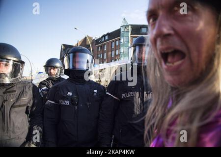Les forces de police s'affrontent lors d'une marche sur 7 juillet 2017 à Hambourg, en Allemagne. Les dirigeants du groupe des G20 nations arrivent aujourd'hui à Hambourg pour le sommet économique de 7-8 juillet et les autorités se préparent à des efforts de protestation à grande échelle et perturbateurs et de fortes manifestations sont attendues ce soir lors de la manifestation anti-G20 « Welcome to Hell ». (Photo de Maciej Luczniewski/NurPhoto) *** Veuillez utiliser le crédit du champ de crédit *** Banque D'Images