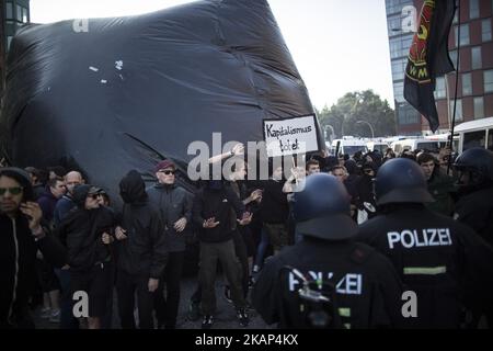 Les forces de police s'affrontent lors d'une marche sur 7 juillet 2017 à Hambourg, en Allemagne. Les dirigeants du groupe des G20 nations arrivent aujourd'hui à Hambourg pour le sommet économique de 7-8 juillet et les autorités se préparent à des efforts de protestation à grande échelle et perturbateurs et de fortes manifestations sont attendues ce soir lors de la manifestation anti-G20 « Welcome to Hell ». (Photo de Christian Minelli/NurPhoto) *** Veuillez utiliser le crédit du champ de crédit *** Banque D'Images