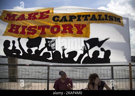 Les forces de police s'affrontent lors d'une marche sur 7 juillet 2017 à Hambourg, en Allemagne. Les dirigeants du groupe des G20 nations arrivent aujourd'hui à Hambourg pour le sommet économique de 7-8 juillet et les autorités se préparent à des efforts de protestation à grande échelle et perturbateurs et de fortes manifestations sont attendues ce soir lors de la manifestation anti-G20 « Welcome to Hell ». (Photo de Maciej Luczniewski/NurPhoto) *** Veuillez utiliser le crédit du champ de crédit *** Banque D'Images