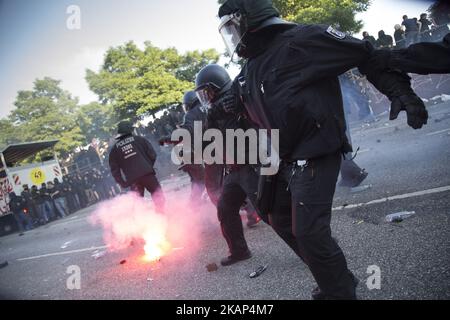 Les forces de police s'affrontent lors d'une marche sur 7 juillet 2017 à Hambourg, en Allemagne. Les dirigeants du groupe des G20 nations arrivent aujourd'hui à Hambourg pour le sommet économique de 7-8 juillet et les autorités se préparent à des efforts de protestation à grande échelle et perturbateurs et de fortes manifestations sont attendues ce soir lors de la manifestation anti-G20 « Welcome to Hell ». (Photo de Maciej Luczniewski/NurPhoto) *** Veuillez utiliser le crédit du champ de crédit *** Banque D'Images