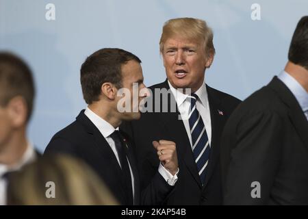 LE président AMÉRICAIN Donald Trump (R) discute avec le président français Emmanuel Macron (L) après avoir posé une photo de famille avec les G20 autres dirigeants avant une réunion à la Messe à Hambourg, en Allemagne, sur 7 juillet 2017. (Photo par Emmanuele Contini/NurPhoto) *** Veuillez utiliser le crédit du champ de crédit *** Banque D'Images