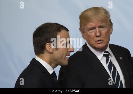 LE président AMÉRICAIN Donald Trump (R) discute avec le président français Emmanuel Macron (L) après avoir posé une photo de famille avec les G20 autres dirigeants avant une réunion à la Messe à Hambourg, en Allemagne, sur 7 juillet 2017. (Photo par Emmanuele Contini/NurPhoto) *** Veuillez utiliser le crédit du champ de crédit *** Banque D'Images