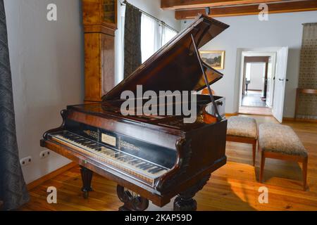 Vue sur un piano à queue vu dans le musée du lieu de naissance de Chopin consacré au compositeur, situé dans un petit village de Zelazowa Wola, à 46km ouest de Varsovie. Vendredi, 7 juillet 2017, à Varsovie, Pologne. (Photo par Artur Widak/NurPhoto) *** Veuillez utiliser le crédit du champ de crédit *** Banque D'Images