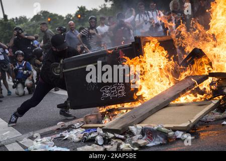 Des manifestants ont mis le feu sur la barricade lors d'émeutes dans le district de Saint-Pauli lors du sommet du G 20 à Hambourg sur 8 juillet 2017 . Les autorités se sont vantées de manifestations à grande échelle et perturbatrices alors que les dirigeants du groupe des G20 nations arrivent à Hambourg pour le sommet de 7-8 juillet G20. Les autorités se sont vantées de manifestations à grande échelle et perturbatrices alors que les dirigeants du groupe des G20 nations arrivent à Hambourg pour le sommet de 7-8 juillet G20. (Photo de Maciej Luczniewski/NurPhoto) *** Veuillez utiliser le crédit du champ de crédit *** Banque D'Images