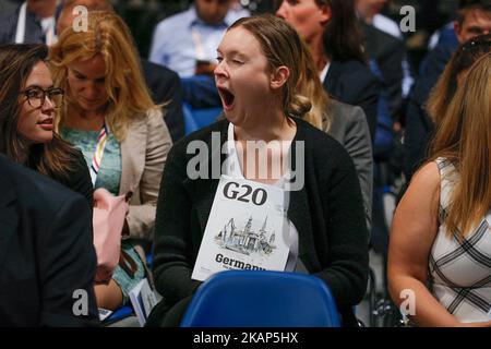 Une jeune femme s'éveille pendant l'attente de l'arrivée de la chancelière allemande Angela Merkel pour la conférence de presse de clôture du sommet de G20 le 8 juillet 2017 à Hambourg, en Allemagne. (Photo de Jaap Arriens/NurPhoto) *** Veuillez utiliser le crédit du champ de crédit *** Banque D'Images