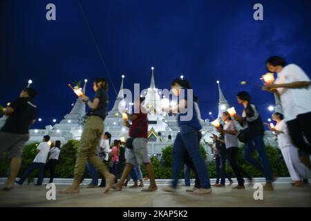 Le bouddhiste thaïlandais tient des bougies et de l'encens qu'ils exécutent lors d'une cérémonie marquant le jour d'Asalha Puja à Wat Asokaram Samut Prakan, Thaïlande, 8 juillet 2017. Asalha Puja rassemble des bouddhistes pour la cérémonie de mérite qui commence par des chants de Monks et est ensuite suivie par l'éclairage des bougies et des bâtons d'encens et de faire trois tours autour du temple avant d'offrir la bougie, l'encens et les fleurs au Bouddha. (Photo par Anusak Laowilas/NurPhoto) *** Veuillez utiliser le crédit du champ de crédit *** Banque D'Images