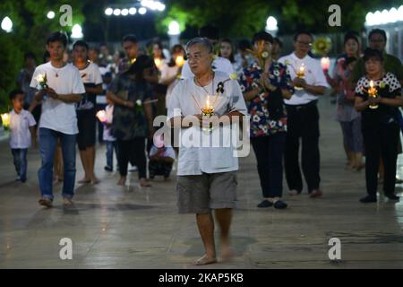 Le bouddhiste thaïlandais tient des bougies et de l'encens qu'ils exécutent lors d'une cérémonie marquant le jour d'Asalha Puja à Wat Asokaram Samut Prakan, Thaïlande, 8 juillet 2017. Asalha Puja rassemble des bouddhistes pour la cérémonie de mérite qui commence par des chants de Monks et est ensuite suivie par l'éclairage des bougies et des bâtons d'encens et de faire trois tours autour du temple avant d'offrir la bougie, l'encens et les fleurs au Bouddha. (Photo par Anusak Laowilas/NurPhoto) *** Veuillez utiliser le crédit du champ de crédit *** Banque D'Images