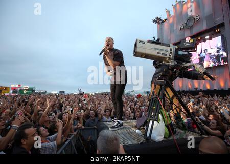 DAN Reynolds, le chanteur du groupe AMÉRICAIN imagine Dragons, se produit au festival de musique nos Alive à Lisbonne, au Portugal, sur 8 juillet 2017. (Photo par Pedro Fiúza/NurPhoto) *** Veuillez utiliser le crédit du champ de crédit *** Banque D'Images