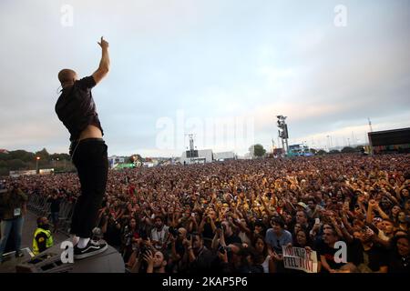 DAN Reynolds, le chanteur du groupe AMÉRICAIN imagine Dragons, se produit au festival de musique nos Alive à Lisbonne, au Portugal, sur 8 juillet 2017. (Photo par Pedro Fiúza/NurPhoto) *** Veuillez utiliser le crédit du champ de crédit *** Banque D'Images