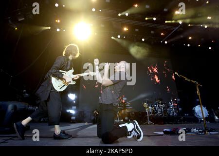 DAN Reynolds, le chanteur du groupe AMÉRICAIN imagine Dragons, se produit au festival de musique nos Alive à Lisbonne, au Portugal, sur 8 juillet 2017. (Photo par Pedro Fiúza/NurPhoto) *** Veuillez utiliser le crédit du champ de crédit *** Banque D'Images