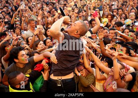 DAN Reynolds, le chanteur du groupe AMÉRICAIN imagine Dragons, se produit au festival de musique nos Alive à Lisbonne, au Portugal, sur 8 juillet 2017. (Photo par Pedro Fiúza/NurPhoto) *** Veuillez utiliser le crédit du champ de crédit *** Banque D'Images