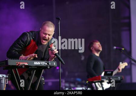 DAN Reynolds, le chanteur du groupe AMÉRICAIN imagine Dragons, se produit au festival de musique nos Alive à Lisbonne, au Portugal, sur 8 juillet 2017. (Photo par Pedro Fiúza/NurPhoto) *** Veuillez utiliser le crédit du champ de crédit *** Banque D'Images