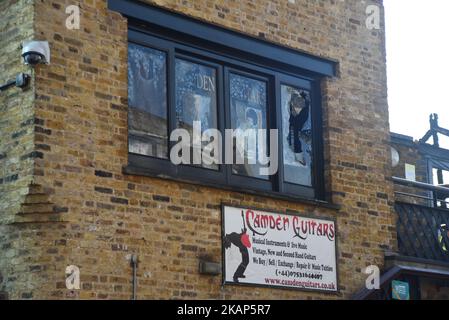 Les séquelles de l'incendie de Camden Market sont visibles à Londres, au Royaume-Uni, sur 10 juillet 2017. Un incendie a enflammé la boutique « Camden Guitars » du célèbre marché de Camden à Londres. Aucune victime ni blessure n'est signalée. Il est entendu qu'environ 30% des premier, deuxième et troisième étages, et un tiers du toit du bâtiment, ont été endommagés par l'incendie. (Photo d'Alberto Pezzali/NurPhoto) *** Veuillez utiliser le crédit du champ de crédit *** Banque D'Images