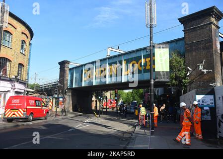 Les séquelles de l'incendie de Camden Market sont visibles à Londres, au Royaume-Uni, sur 10 juillet 2017. Un incendie a enflammé la boutique « Camden Guitars » du célèbre marché de Camden à Londres. Aucune victime ni blessure n'est signalée. Il est entendu qu'environ 30% des premier, deuxième et troisième étages, et un tiers du toit du bâtiment, ont été endommagés par l'incendie. (Photo d'Alberto Pezzali/NurPhoto) *** Veuillez utiliser le crédit du champ de crédit *** Banque D'Images