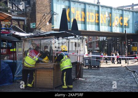 Les séquelles de l'incendie de Camden Market sont visibles à Londres, au Royaume-Uni, sur 10 juillet 2017. Un incendie a enflammé la boutique « Camden Guitars » du célèbre marché de Camden à Londres. Aucune victime ni blessure n'est signalée. Il est entendu qu'environ 30% des premier, deuxième et troisième étages, et un tiers du toit du bâtiment, ont été endommagés par l'incendie. (Photo d'Alberto Pezzali/NurPhoto) *** Veuillez utiliser le crédit du champ de crédit *** Banque D'Images